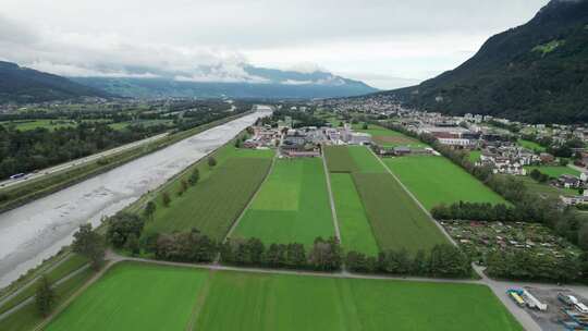 航拍山下的村庄