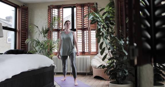 女人在卧室练瑜伽