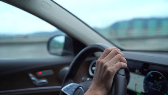 开车驾驶员手握方向盘特写仪表盘汽车行驶视频素材模板下载