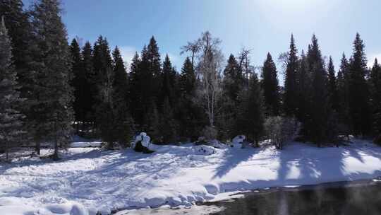 航拍新疆冬季喀纳斯河流晨雾雪山森林雪景