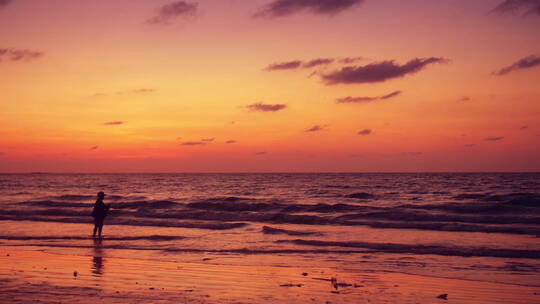 夕阳下的海边