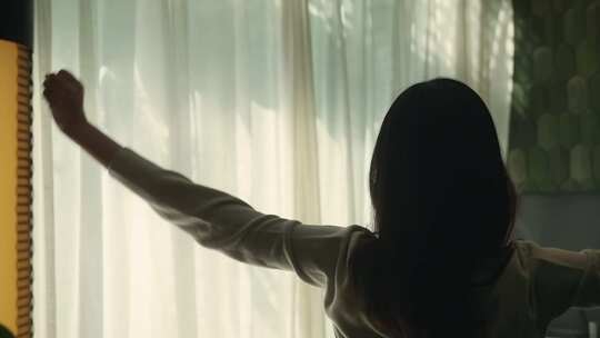 清晨女主起床拉开窗帘
