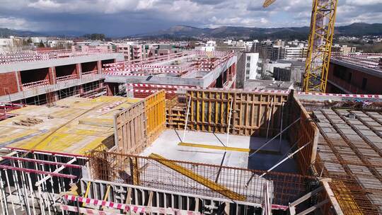 城市里正在建设的校舍