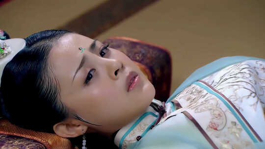 古代女子生病喝药