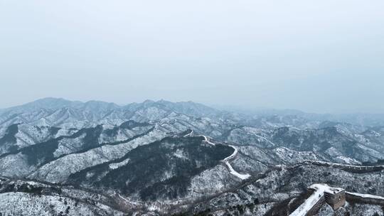 冬季雪后的中国长城古建筑