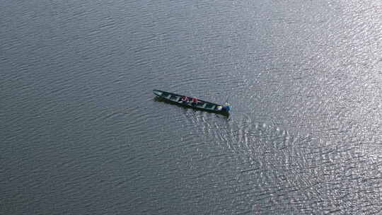 波光粼粼湖面上的小船