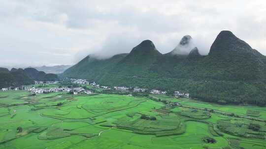 在贵州美丽的山区村落和山脉光