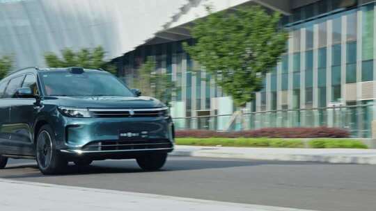 问届汽车行驶，国产新能源