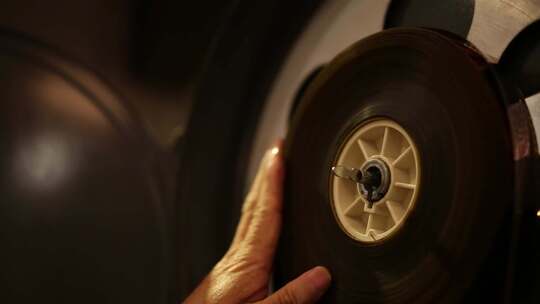 手触摸电影胶片卷盘特写