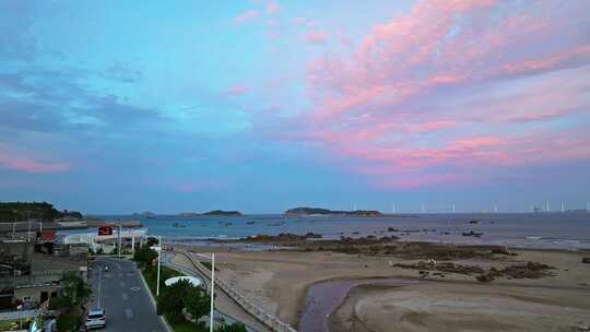 航拍平潭北部湾海上风电场夕阳火烧云鱼排