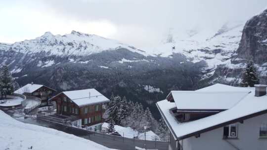 特写下着大雪的城镇与环景