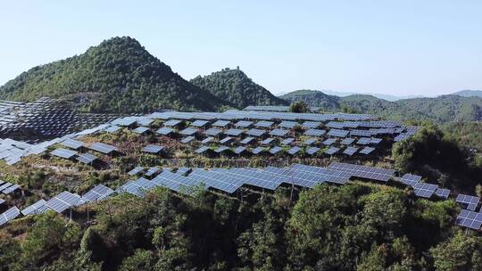 航拍山上光伏太阳能电池板