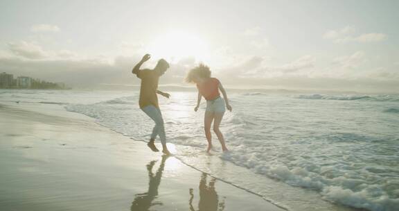 情侣在沙滩上玩耍