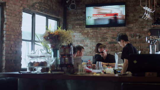 咖啡馆内顾客与服务员交谈