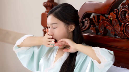 卧室里慵懒的少女睡醒起床