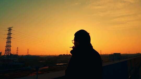 黄昏 夕阳 男人在天台抽烟 落日 剪影
