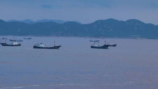 浙江舟山普陀山海上的捕渔船