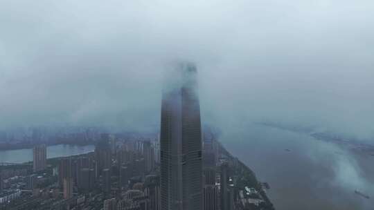 航拍雨后云雾缭绕的湖北武汉绿地中心大厦