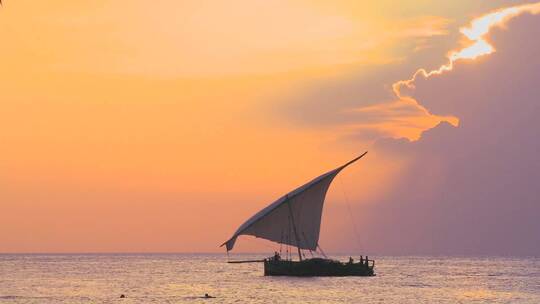 日落时航行的帆船