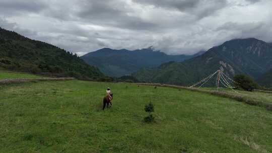 草原上人物骑马风景