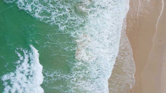 美丽的蓝色大海和沙滩海浪冲击保护大海