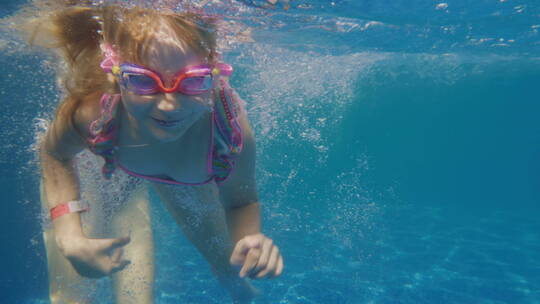 女孩在游泳池里潜水