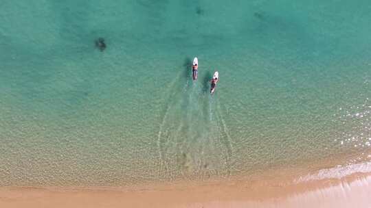 航拍海上冲浪