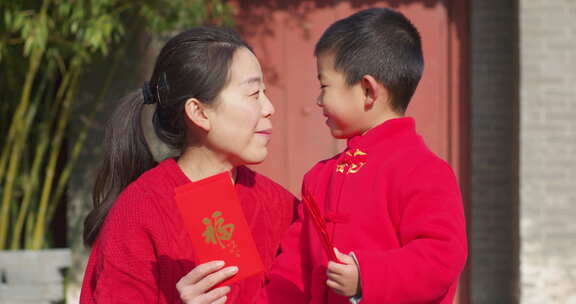 中国人母子家门口拜年新年快乐