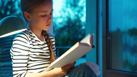 坐在窗台上看书的小女孩视频素材模板下载