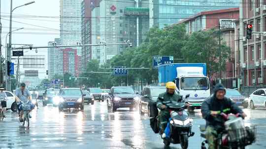 雨天城市街道骑电动车场景