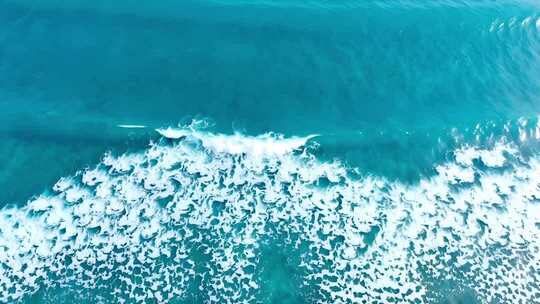 俯拍海面海浪全景