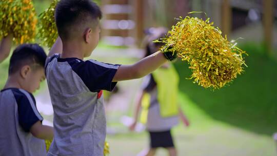 幼儿园一群小孩子围在一起踢足球