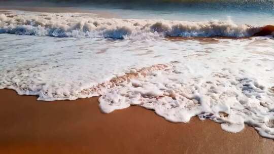 海浪拍打沙滩景象