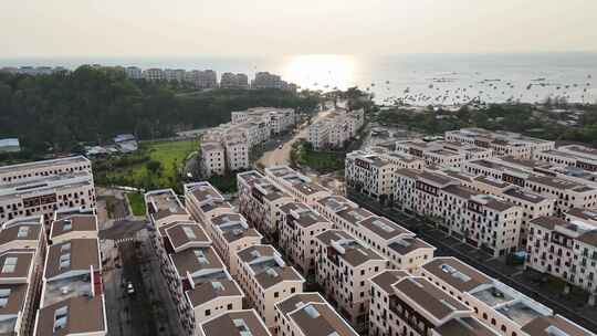 这段航拍视频展示了日落镇，一个密集发展的