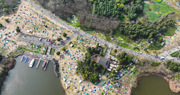 成都青龙湖公园周末搭帐篷露营的人群延时