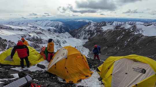 岷山山脉雪宝顶雪山C1营地搭建帐篷的登山队