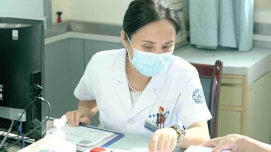 医院医生询问病人病情