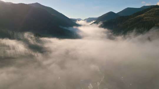 云雾缭绕的山峰