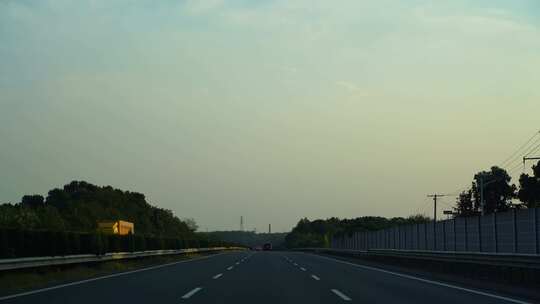 开车行驶在高速公路驾驶第一视角车窗外风景