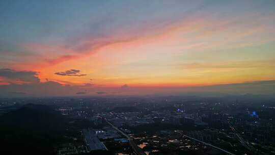 城市夜景鸟瞰，灯火辉煌的沿海城市全景