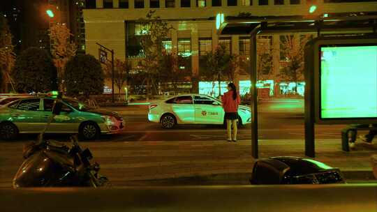 城市夜晚公交站台等车的行人人流延时