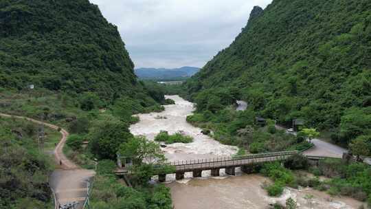 航拍山区洪水滚滚