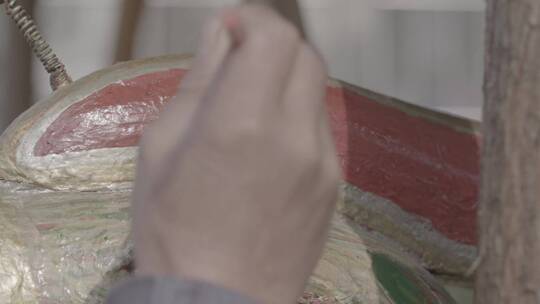 民间艺人在给一条凤舟刷彩漆LOG视频素材视频素材模板下载