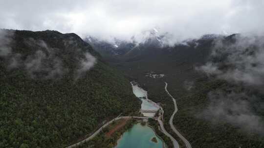 云南丽江玉龙雪山蓝月谷云雾缭绕高空航拍