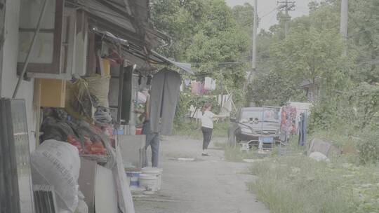 老街年代感建筑夏季树荫光影