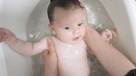 妈妈洗澡孩子在浴缸清洁婴儿后玩
