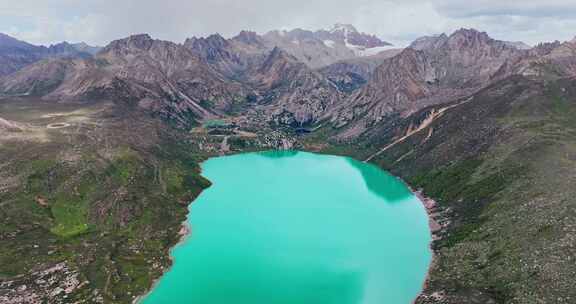 川西巴塘姊妹湖雪山草原湖泊航拍风光