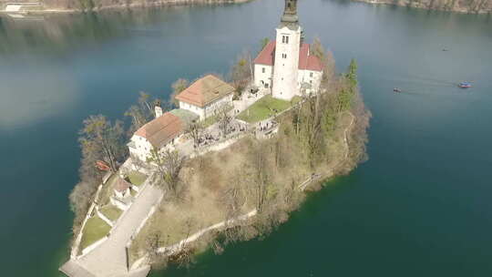 斯洛文尼亚布莱德湖中间有一座小教堂的岛屿鸟瞰图
