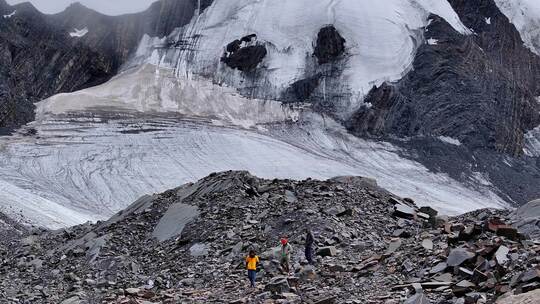 航拍攀登四川横断山脉乌库楚雪山的登山者