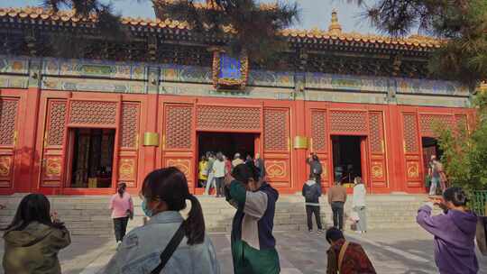 北京雍和宫烧香拜佛的人视频素材模板下载